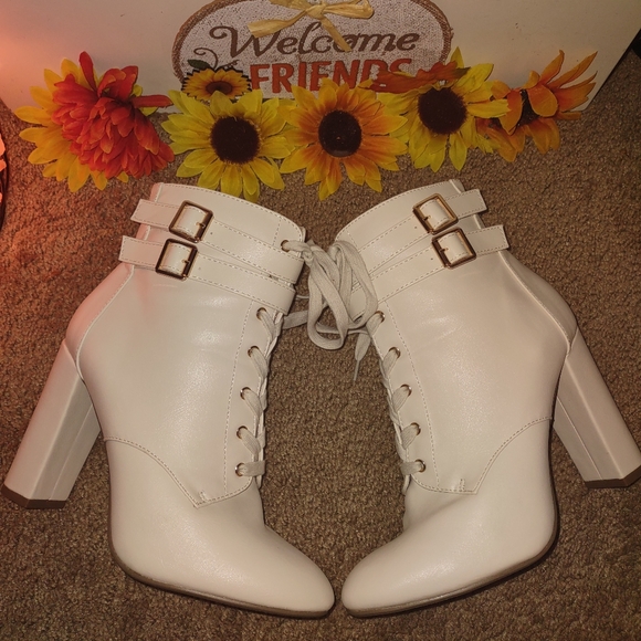 Shoe Dazzle Booties, Kaiya, size 7.5, Bone Pu. - Picture 4 of 5